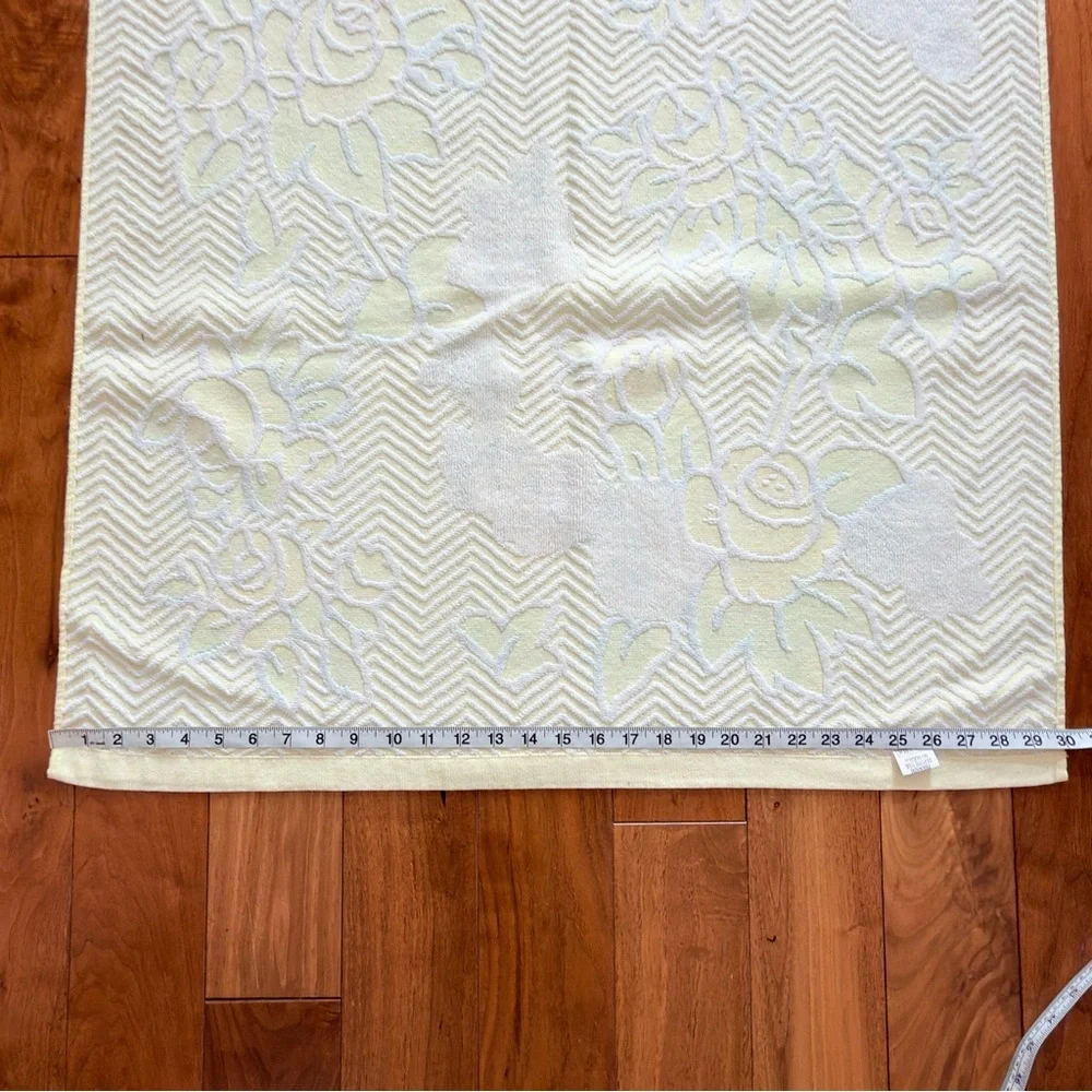 Vintage Floral Rose Patterned Towel NWOT